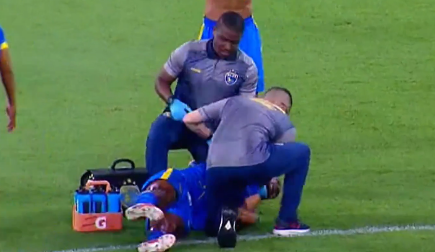 Τρομακτικές σκηνές: Ποδοσφαιριστής έπεσε μόνος του στο χορτάρι και έκανε σπασμούς (ΒΙΝΤΕΟ)