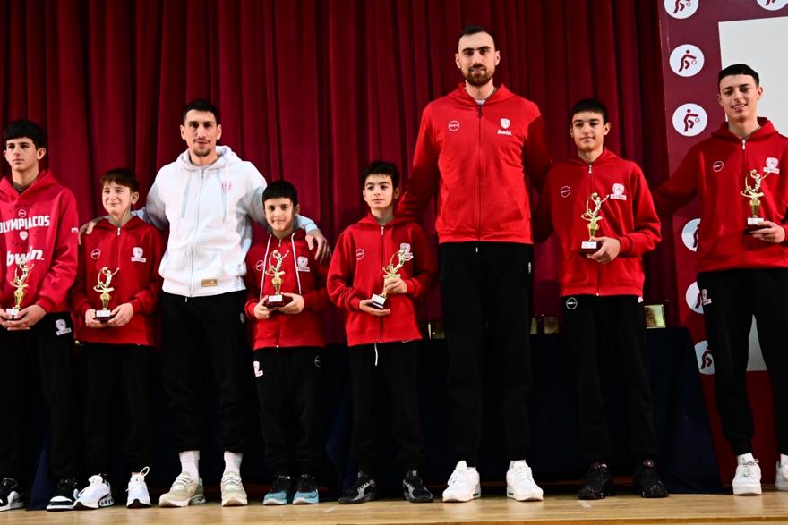 O Μιλουτίνοφ μίλησε σε άπταιστα ελληνικά και έκλεψε την παράσταση στη βράβευση των Ακαδημιών του Ολυμπιακού