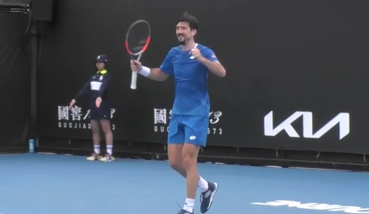 Απίστευτο σκηνικό: Τενίστας δεν ήξερε τον κανονισμό, πανηγύρισε νωρίτερα και στο τέλος... έχασε (BINTEO)