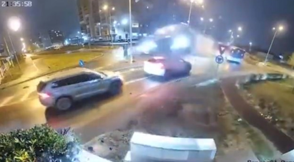 Τρομακτικό τροχαίο: Mercedes εκτοξεύτηκε και πέρασε πάνω από άλλα ΙΧ (BINTEO)