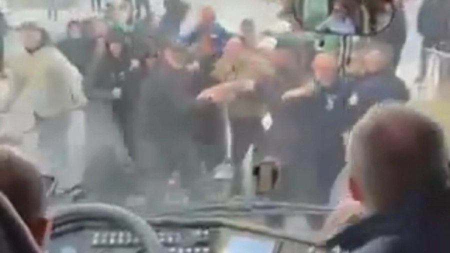 Επίθεση από κουκουλοφόρους στο πούλμαν της ομάδας! (BINTEO)