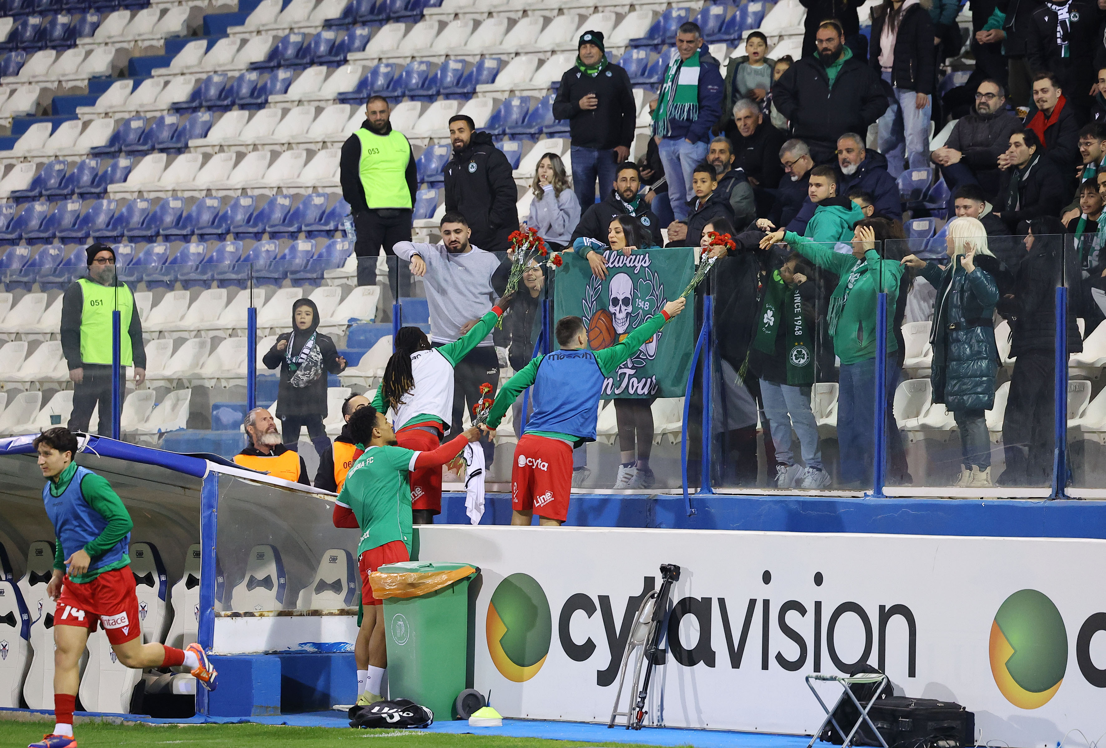 Όμορφη κίνηση από τους ποδοσφαιριστές της Ομόνοιας - ΦΩΤΟΓΡΑΦΙΕΣ