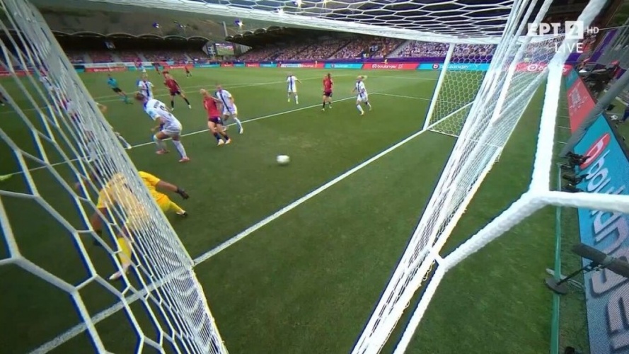 EURO 2025 Γυναικών: Απίστευτο αυτογκόλ με… ζεϊμπεκιά από παίκτρια της Φινλανδίας
