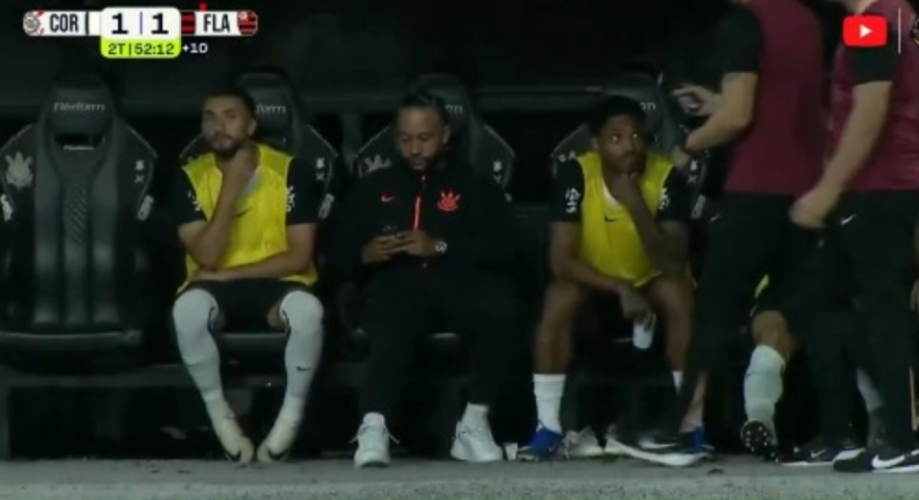 ΕΠΟΣ: Ποδοσφαιριστής στον πάγκο κοίταζε το κινητό του την ώρα του αγώνα - Ποιος του έκανε παρατήρηση (ΒΙΝΤΕΟ)