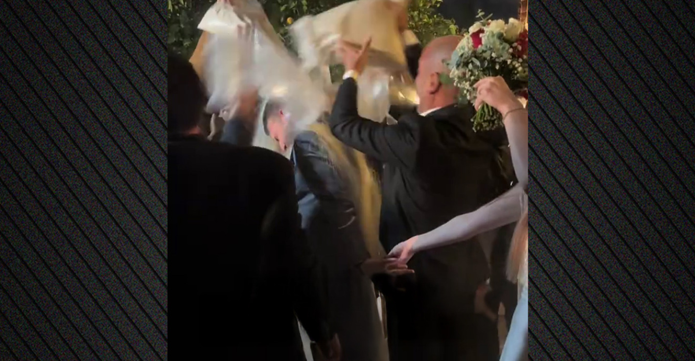 Γάμος… πνιγμένος στο ρύζι: Το viral βίντεο στο TikTok με τον γαμπρό θαμμένο μέχρι τους αστραγάλους