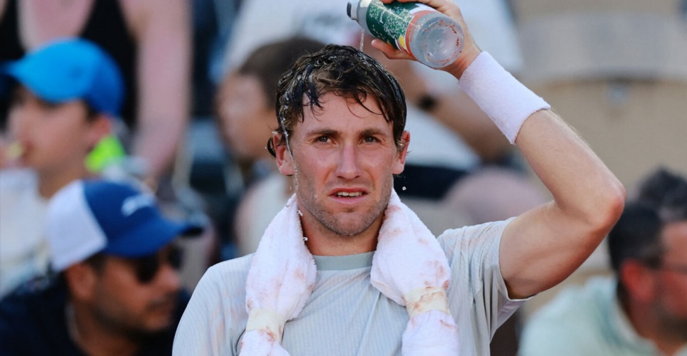 Το Roland Garros στο έλεος καύσωνα: Βall girl λιποθύμησε ενώ τενίστες προσπαθούν να δροσιστούν με νερά στο κεφάλι (ΒΙΝΤΕΟ)