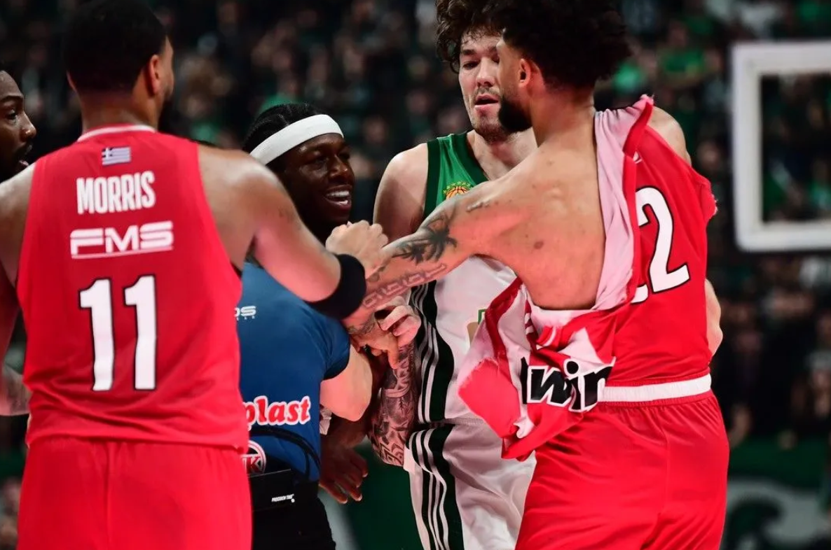 Παναθηναϊκός AKTOR – Ολυμπιακός: Ο Λεσόρ έσκισε τη φανέλα του Ντόρσεϊ