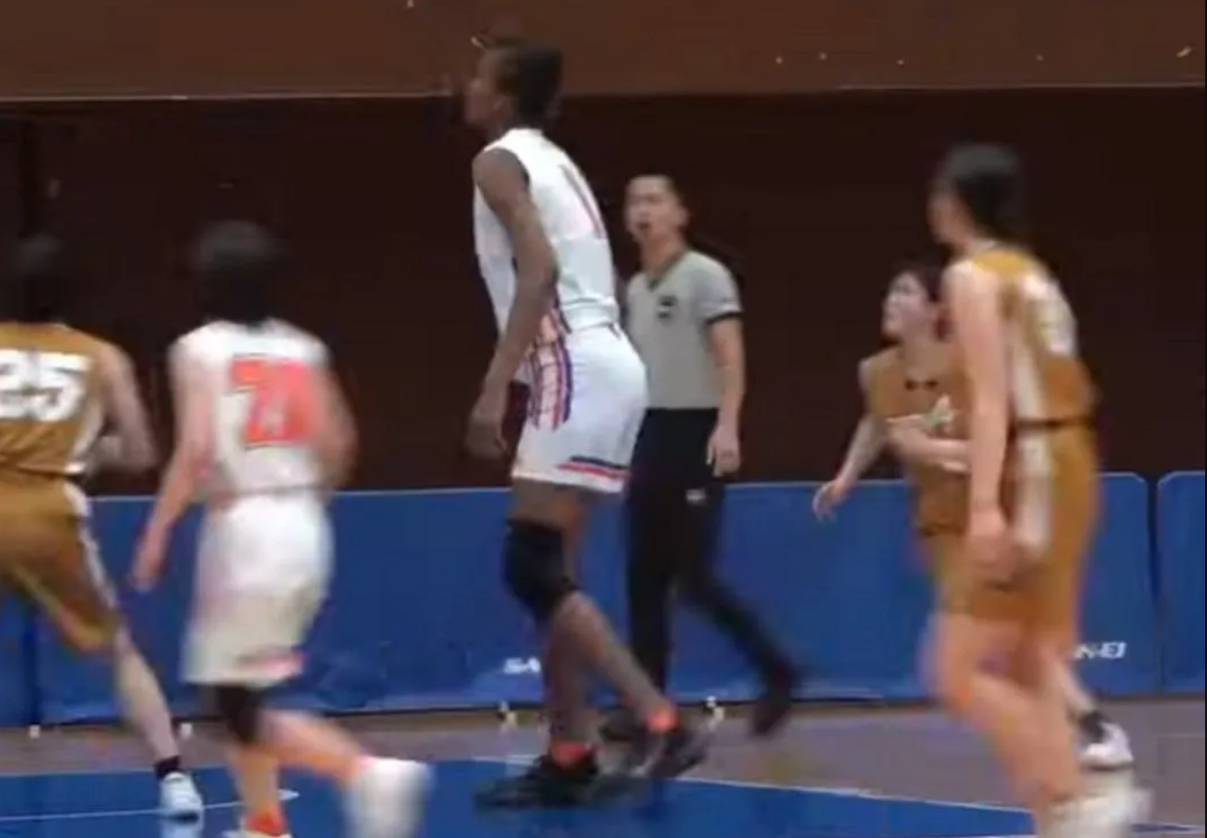 Το Τέξας Τεκ πήρε την ψηλότερη παίκτρια στην ιστορία του NBA: Η Στέφανι Οκετσούκου βλέπει τον κόσμο από τα 2μ.13