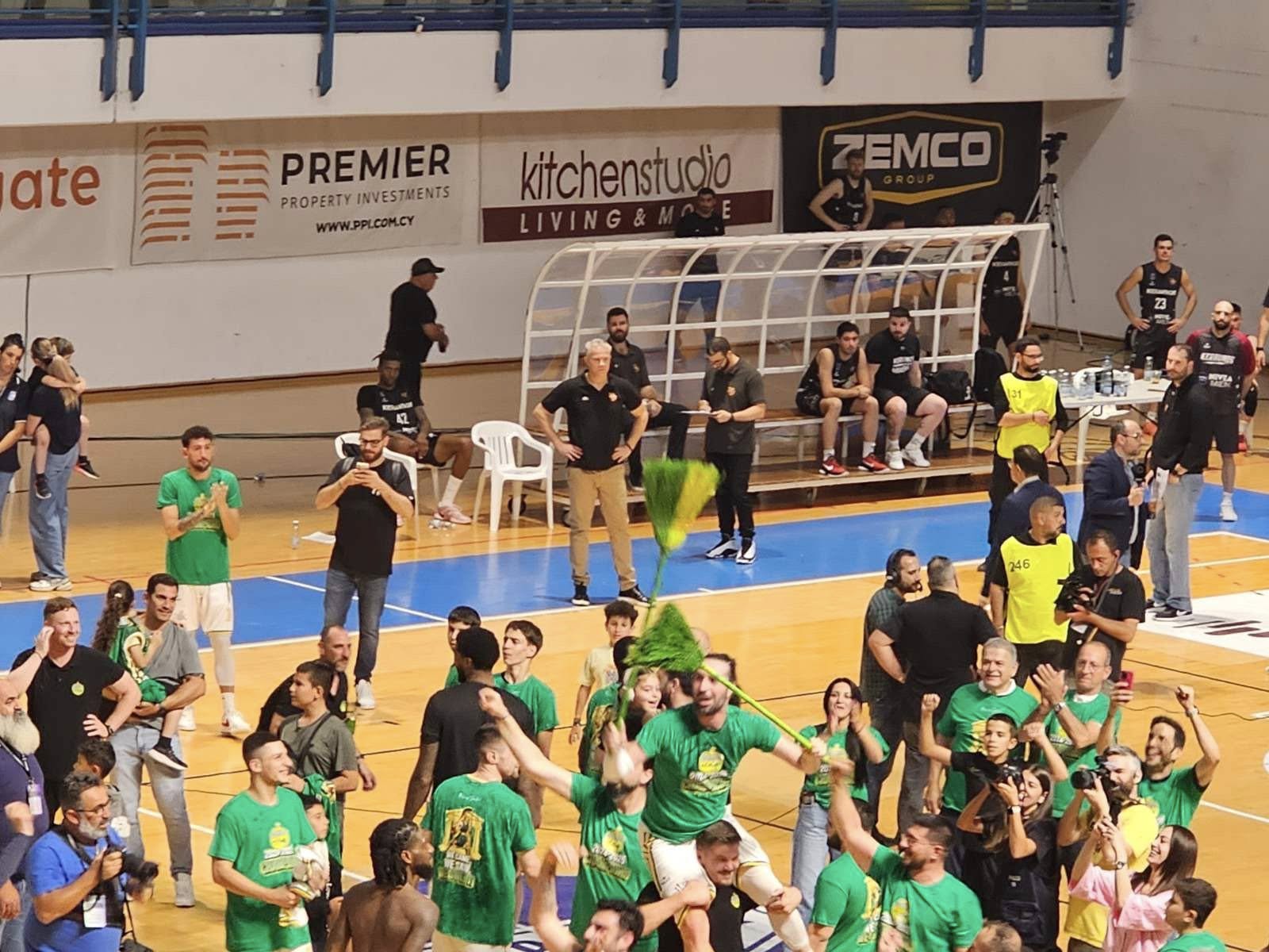 ΠΕΤΡΟΛΙΝΑ ΑΕΚ: Οι πανηγυρισμοί μετά την κατάκτηση του ΠΡΩΤΑΘΛΗΜΑΤΟΣ (ΒΙΝΤΕΟ)