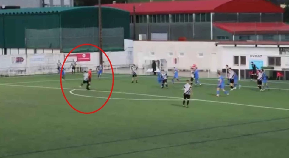 Η ακατανόητη αποβολή της χρονιάς: Διαιτητής «έκλεισε» ποδοσφαιριστή και του έδειξε κόκκινη επειδή έπεσε πάνω του (BINTEO)