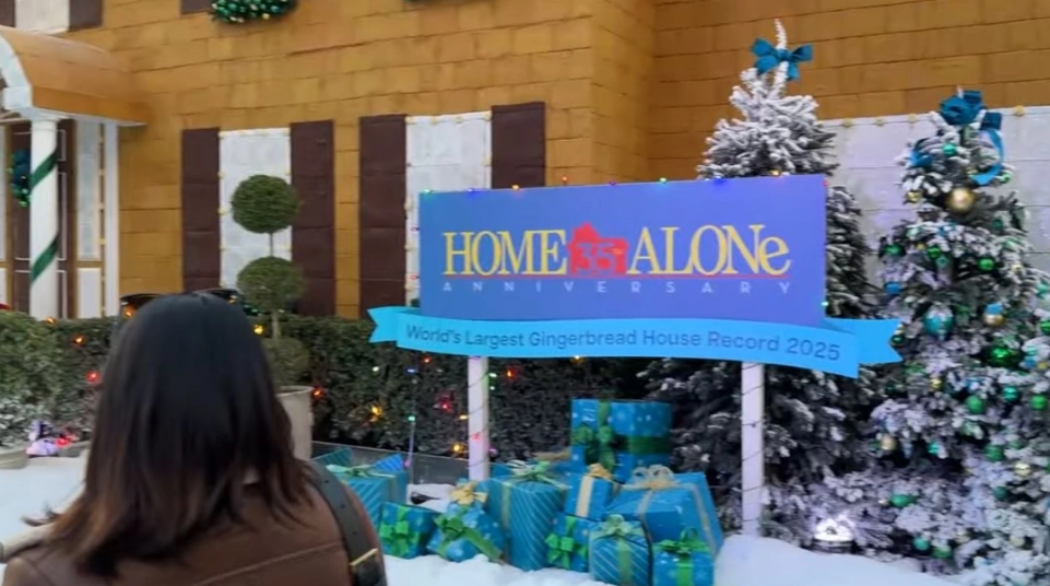 Γιγάντιο σπίτι της ταινίας «Home Alone» από τζίντζερμπρεντ κατέρριψε ρεκόρ Γκίνες (ΒΙΝΤΕΟ)