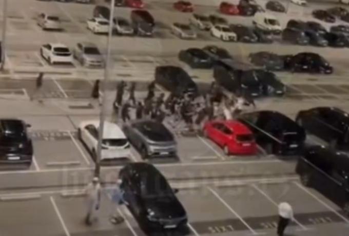 Απίστευτο ξύλο μεταξύ οπαδών της Ντινάμο και της Χάιντουκ σε πάρκινγκ (ΒΙΝΤΕΟ)