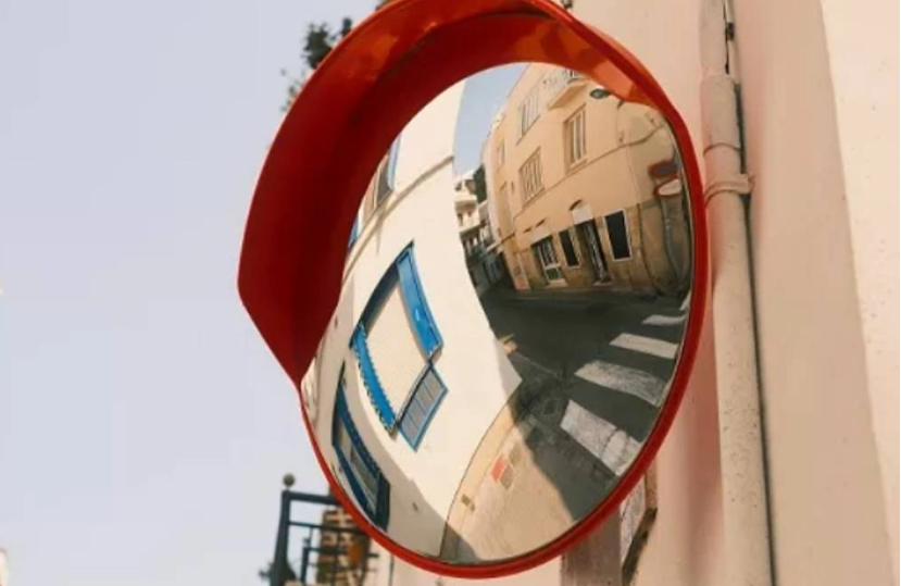 Γυναίκα προκάλεσε τροχαία ατυχήματα καθώς άλλαζε τον καθρέφτη κυκλοφορίας για καλύτερο φενγκ σούι