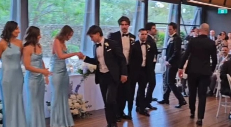 VIDEO: Το όνειρο κάθε οπαδού - Ο γαμπρός και οι φίλοι του έστησαν δεξίωση αλά... Champions League