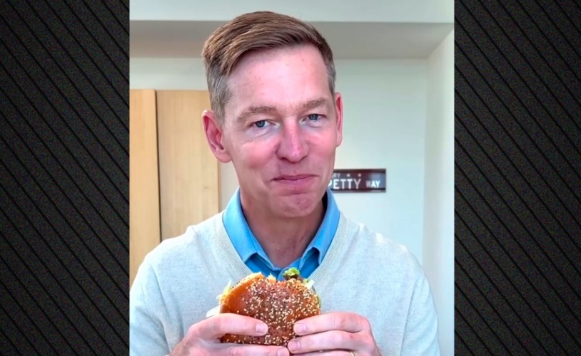 Αντιδράσεις για τον CEO των McDonald’s, ανέβασε βίντεο που δυσκολεύεται να φάει το Big Arch burger!