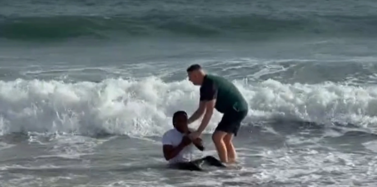 To «αστέρι» της Premier League βαπτίστηκε σε παραλία και πλέον... προσεύχεται για μεταγραφή (ΒΙΝΤΕΟ)