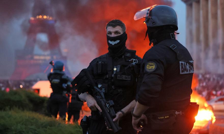 ΒΙΝΤΕΟ: Απόπειρα επίθεσης σε αστυνομικό τμήμα στο Παρίσι: 79 συλλήψεις και 20.000 άτομα στα Ηλύσια Πεδία