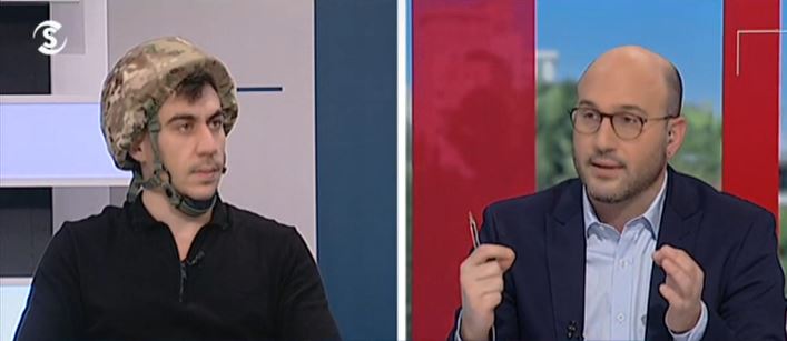 Φειδίας Παναγιώτου: Εμφανίστηκε με κράνος στην τηλεόραση και ανακοίνωσε την υποψηφιότητά του για τις Βουλευτικές εκλογές