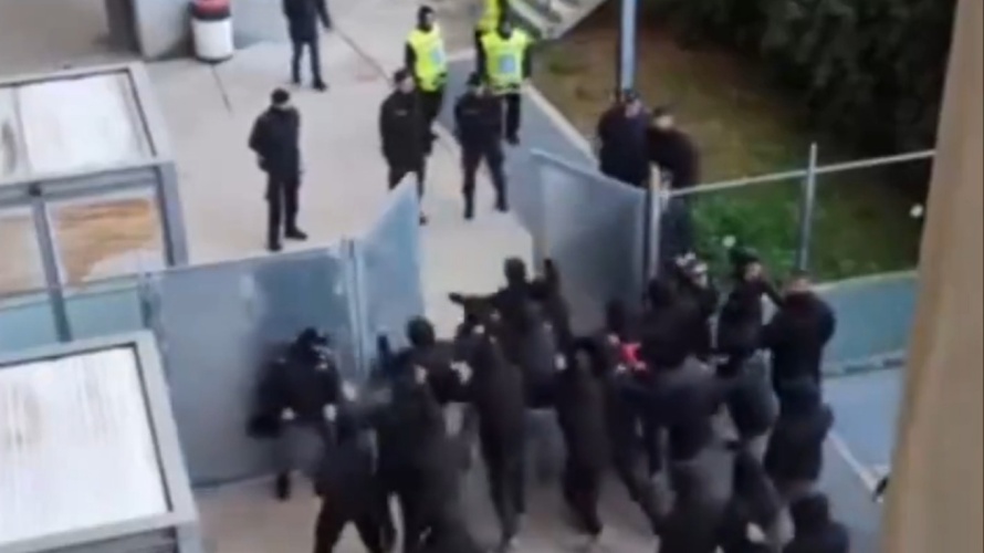 Ένταση μετά τη νέα ήττα, με οπαδούς να εισβάλλουν στα επίσημα και παρέμβαση αστυνομίας (ΒΙΝΤΕΟ)