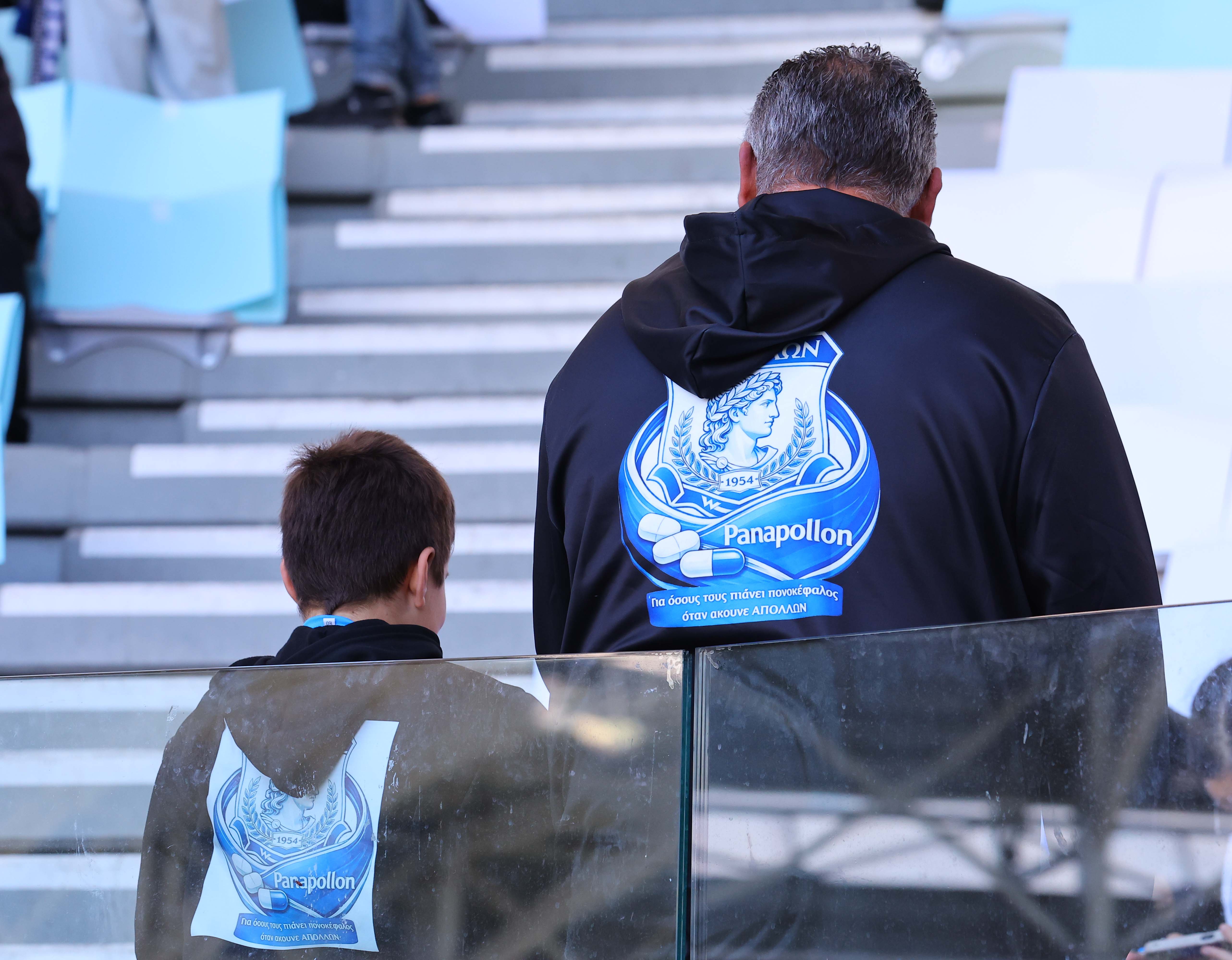 Απόλλων-ΑΕΛ: Πατέρας και γιος με επικό μπουφάν... PanApollon! (ΦΩΤΟΓΡΑΦΙΑ)