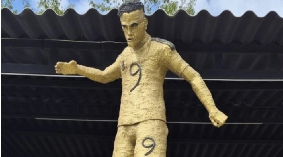 Το άγαλμα ενός ποδοσφαιριστή που κανείς δεν μπορεί να αναγνωρίσει