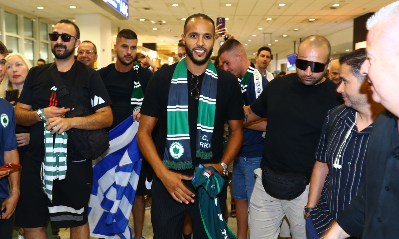 Στην Ελλάδα ο Ελ Αραμπί - Τον υποδέχθηκαν φίλαθλοι στο αεροδρόμιο (ΦΩΤΟΓΡΑΦΙΕΣ)