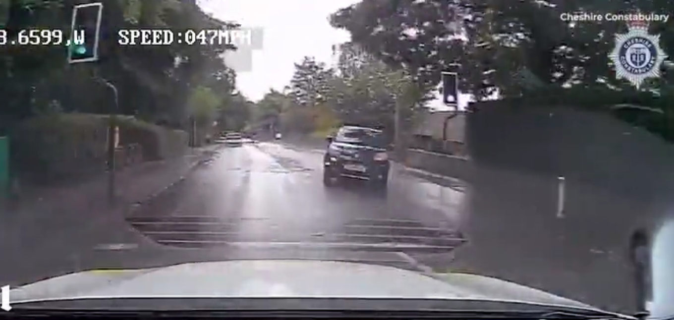 VIDEO: Σοκαριστικό τροχαίο – 22χρονος υπό την επήρεια ναρκωτικών έπεσε πάνω σε περιπολικό με 120 χλμ./ώρα