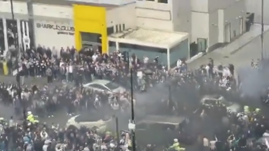 ΧΑΟΣ πριν το ντέρμπι Νιούκαστλ-Σάντερλαντ: Επίθεση στο πούλμαν και συμπλοκές μεταξύ των οπαδών των δύο ομάδων (ΒΙΝΤΕΟ)