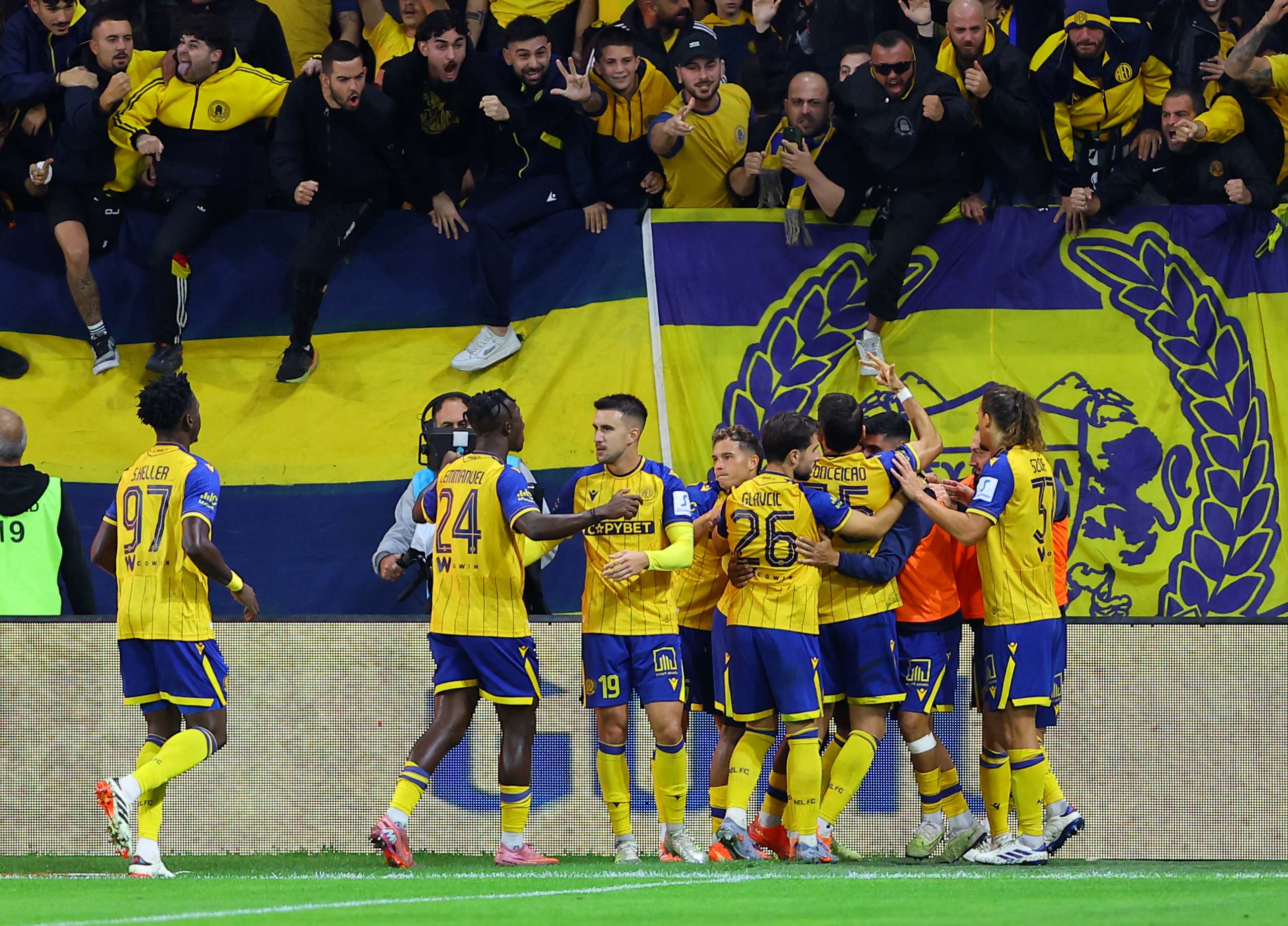 Σκόραρε η ΑΕΛ και ΧΑΜΟΣ στο πέταλο (ΦΩΤΟΓΡΑΦΙΕΣ)