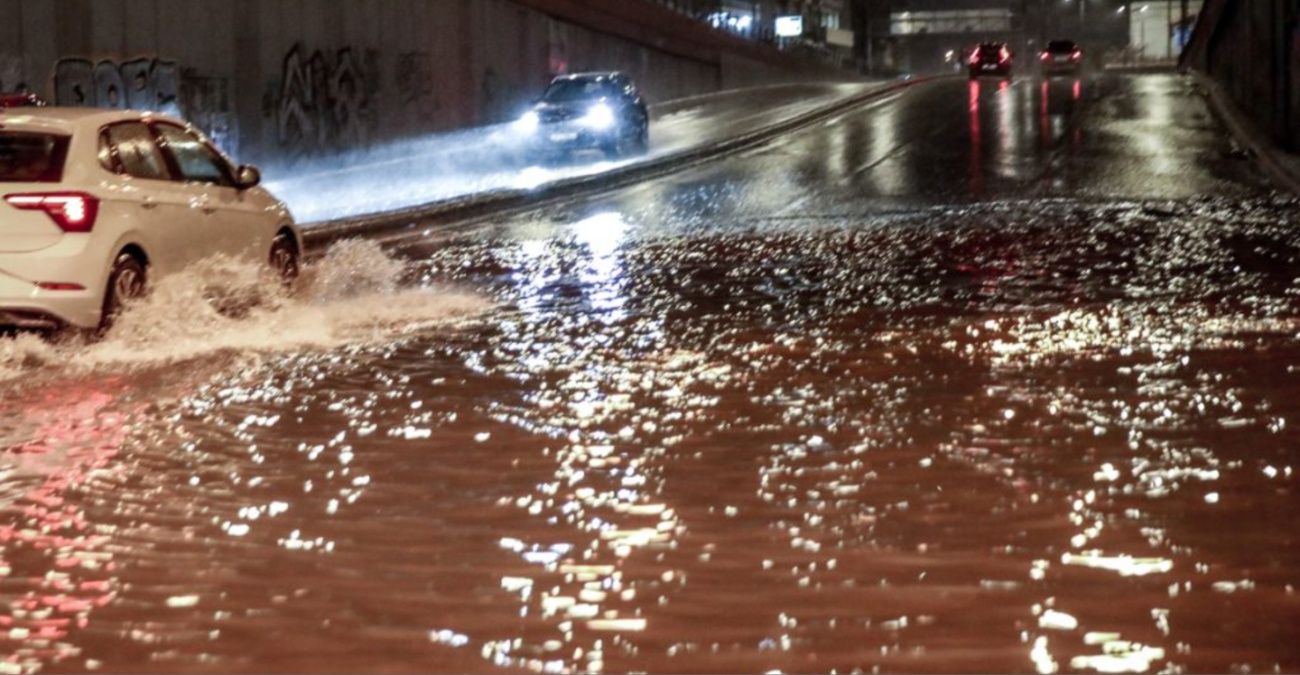 Κακοκαιρία Erminio: Νεκρός άνδρας στη Νέα Μάκρη – Πλημμύρες και ζημιές σε ανατολική Αττική, Πόρο, Ρόδο, Σίκινο