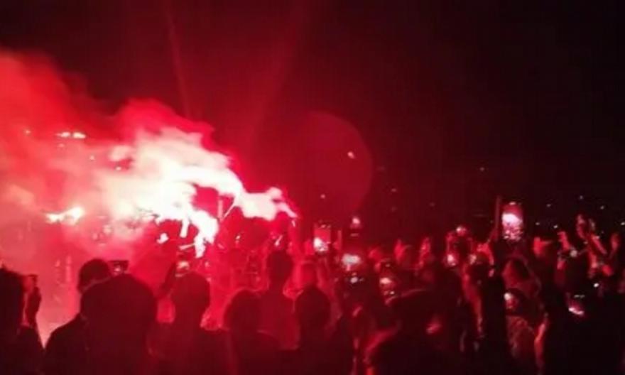 Χιλιάδες φίλοι του ΟΦΗ έκαναν τη νύχτα μέρα στο λιμάνι του Ηρακλείου με προορισμό την Αθήνα!