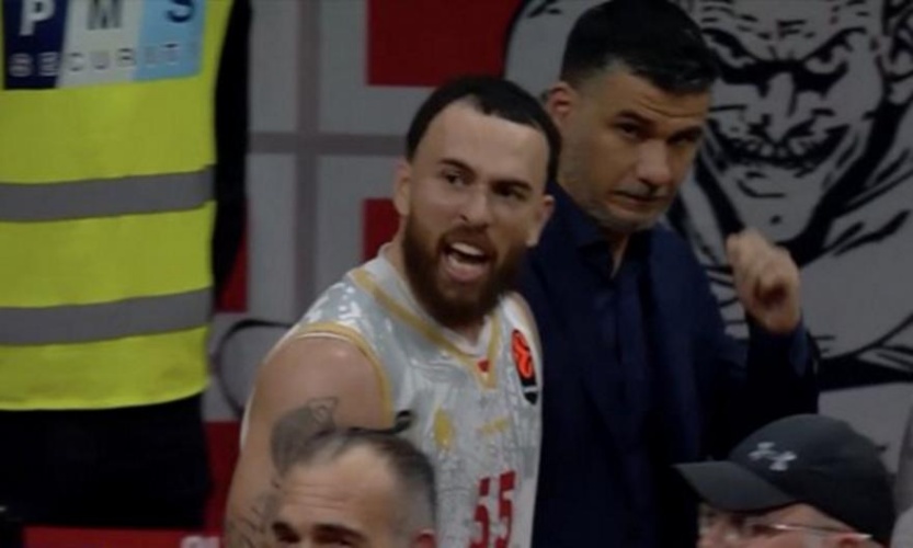 Αποβλήθηκε πριν το ημίχρονο ο Μάικ Τζέιμς - Με τον Ολυμπιακό στο +26, έκανε χειρονομία για... χρήματα προς τους διαιτητές! (ΒΙΝΤΕΟ)