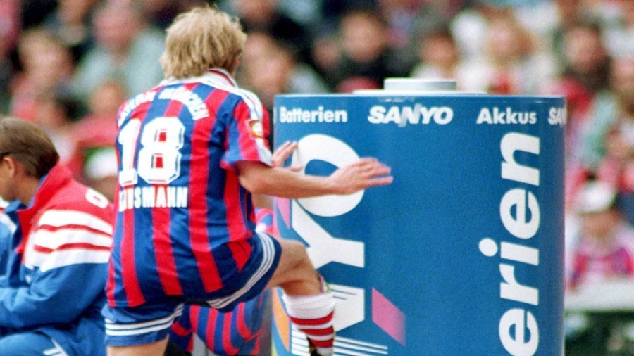 Γιούργκεν Κλίνσμαν: Η κλωτσιά στον διαφημιστικό κάδο, σαν να ήταν το πρόσωπο του Τραπατόνι...