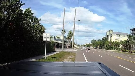 Συγκλονιστικό video: Άντρας σώζει δύο νήπια που περπατούσαν σε πολυσύχναστο δρόμο στις ΗΠΑ