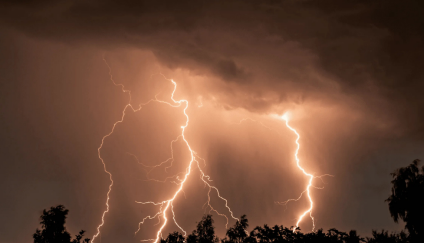 Κίτρινη Προειδοποίηση: Ανατροπή στον καιρό την ώρα που πετάμε χαρταετό - Πού θα χτυπήσουν καταιγίδες