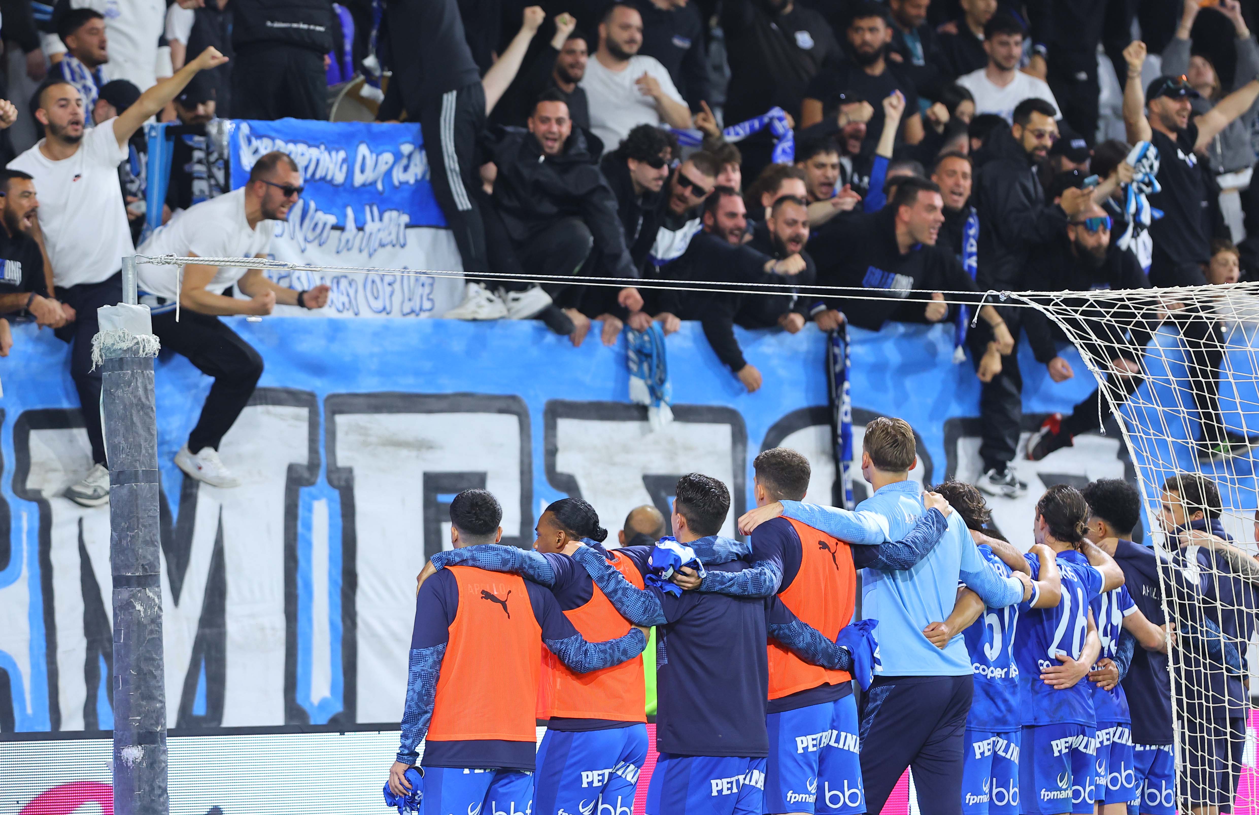 Ποια τριάρα; ΠΑΘΟΣ για το κύπελλο! - Το σκηνικό με τους οπαδούς (ΒΙΝΤΕΟ)