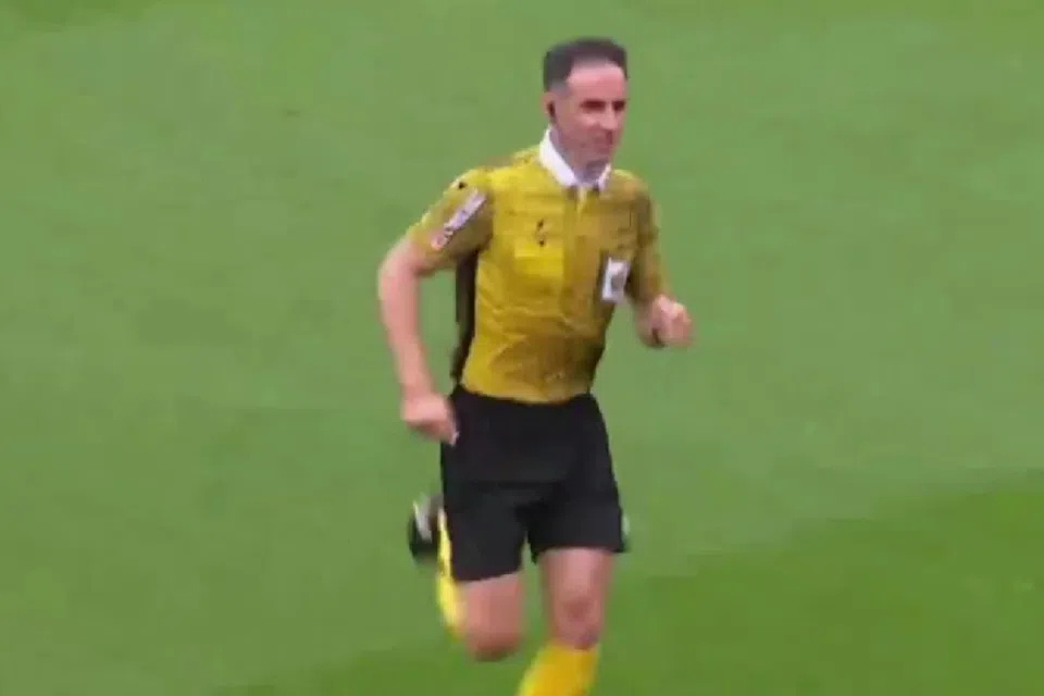 Ήθελε να γίνει... Viral ο διαιτητής του Ουέσκα - Ντεπορτίβο Λα Κορούνια και ξέχασε τις κάρτες (ΒΙΝΤΕΟ)