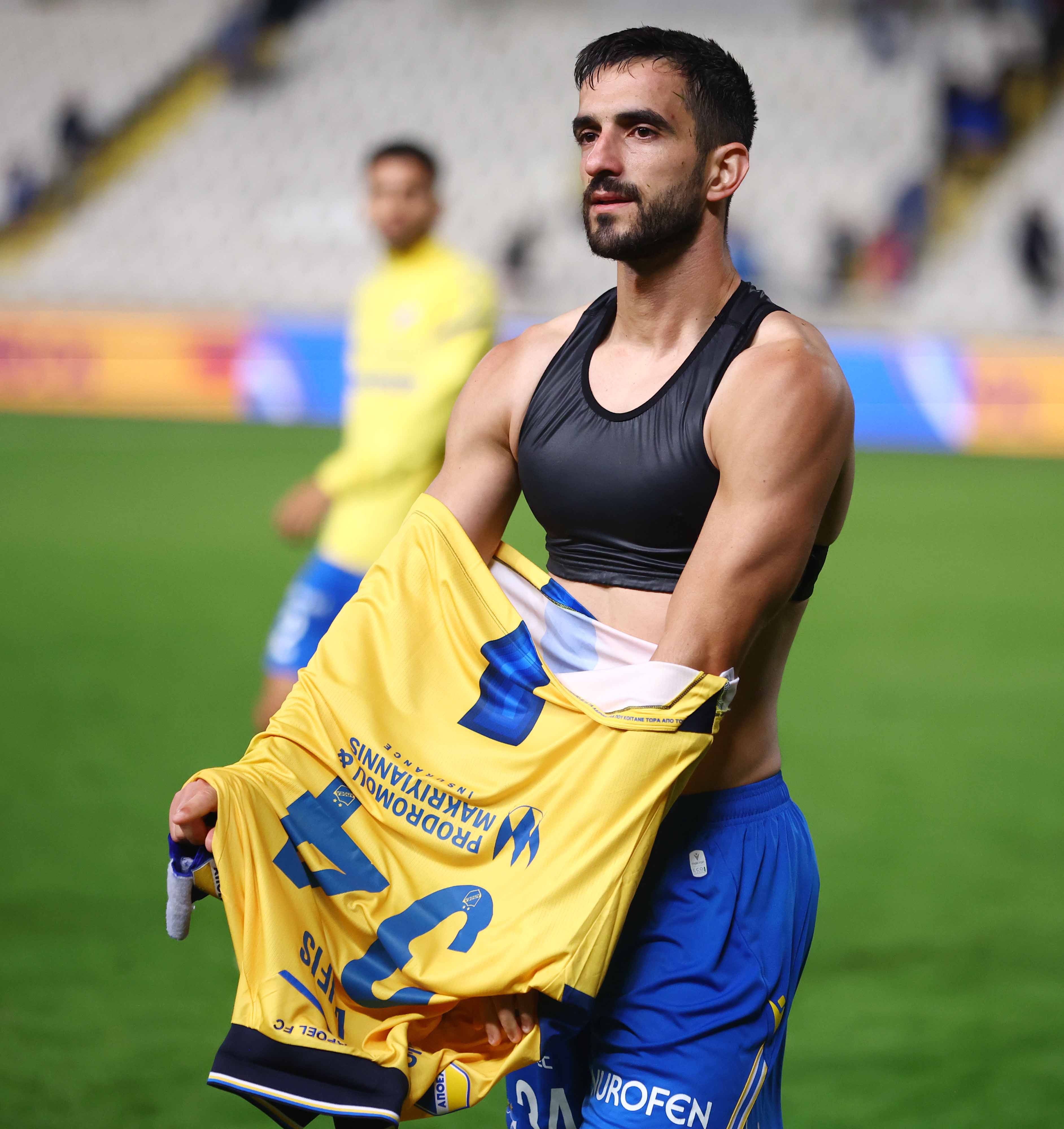 Έδειξε τι ήθελε και… τσίμπησε φανέλα Λαΐφη (ΦΩΤΟΓΡΑΦΙΑ)