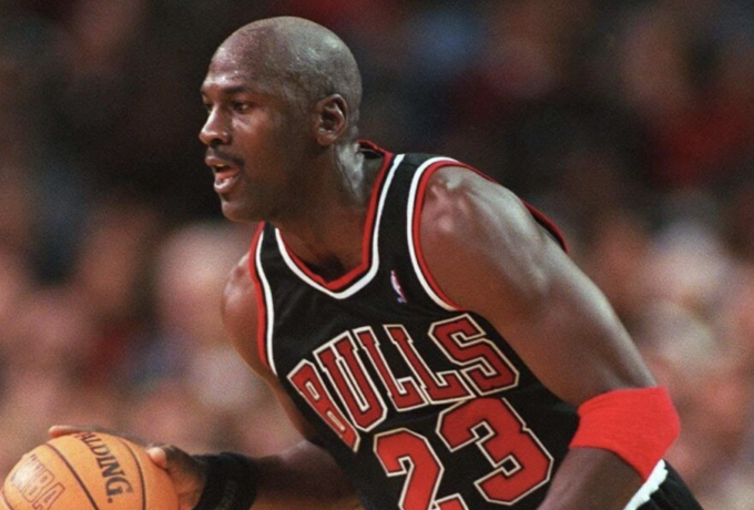 Όταν ο Μάικλ Τζόρνταν έπαιξε ως «ο κανένας» με άλλο νούμερο στην πλάτη