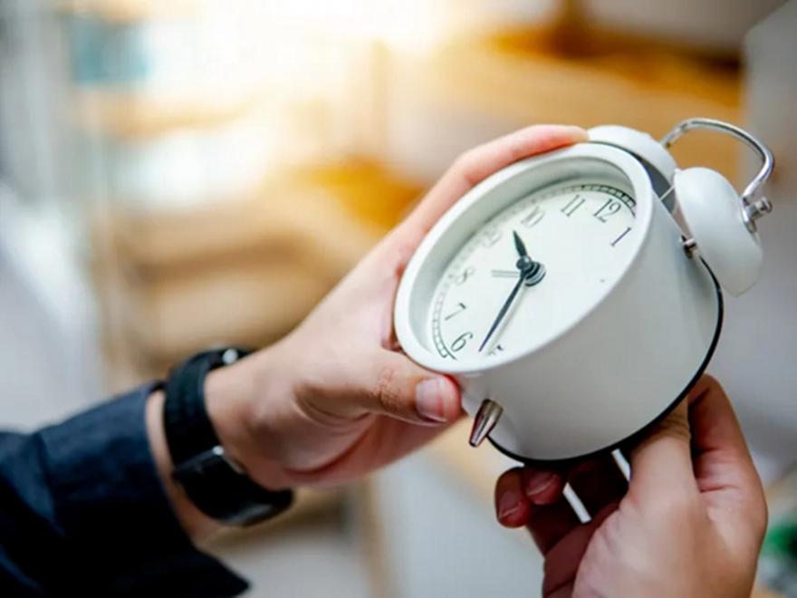 Πλησιάζει η αλλαγή ώρας: Πότε γυρίζουμε τους δείκτες μια ώρα μπροστά