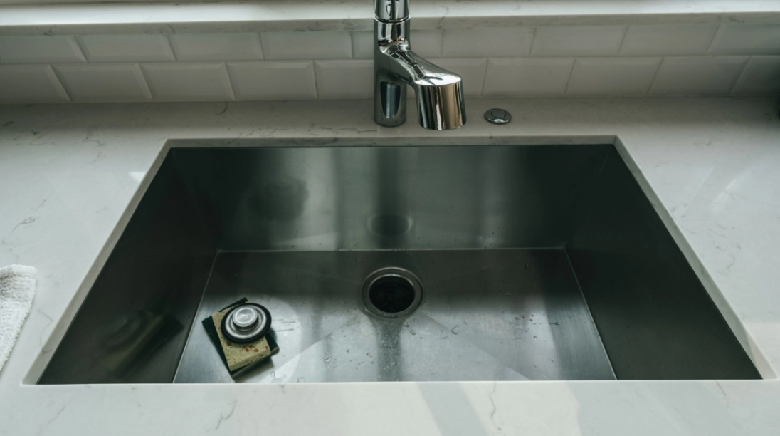 Ο λόγος που πρέπει να ρίχνεις ξύδι στις αποχετεύσεις πριν από έντονες βροχοπτώσεις