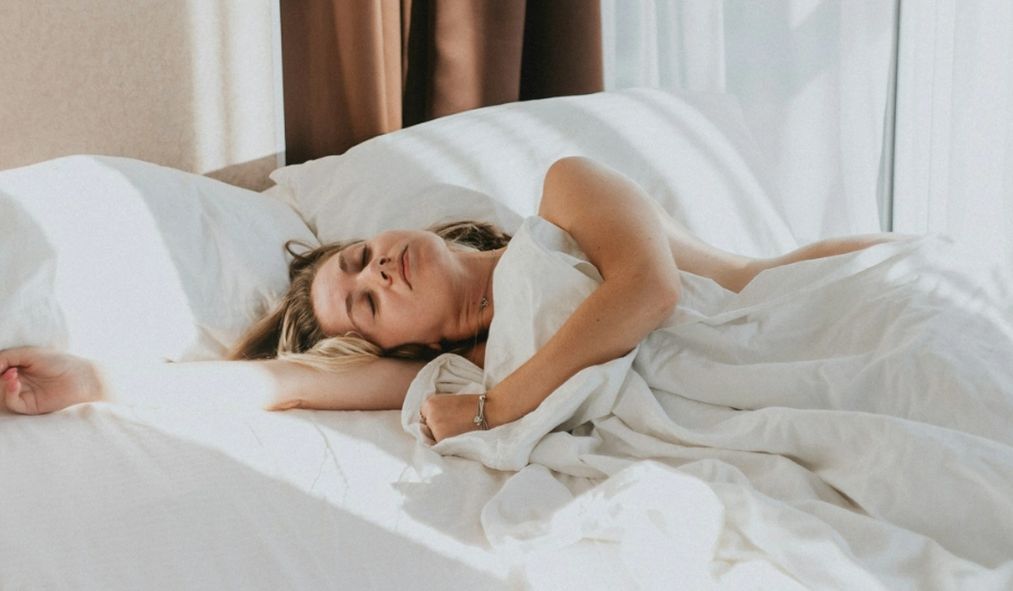 Δεν το σκέφτεσαι, αλλά όντως επηρεάζουν τον ύπνο σου: 8 πράγματα που δεν πρέπει να κάνεις πριν κοιμηθείς