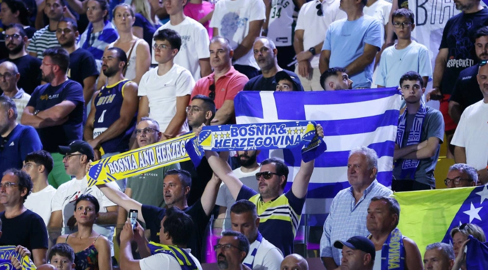 Βόσνιοι επιχείρησαν να αρπάξουν ελληνικές σημαίες, απομακρύνθηκαν από τις δυνάμεις Ασφαλείας Βόσνιοι επιχείρησαν να αρπάξουν ελληνικές σημαίες, απομακρύνθηκαν από τις δυνάμεις Ασφαλείας