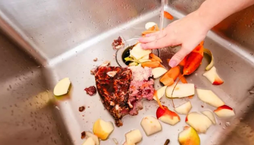 Έβαλε κάμερα μέσα στον νεροχύτη και αποκάλυψε πώς δουλεύει ο σκουπιδοφάγος