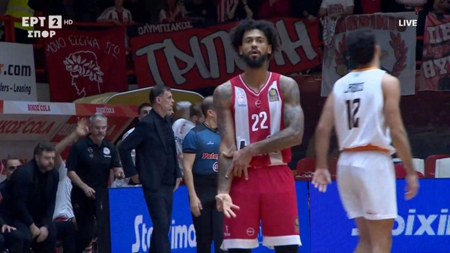 Με buzzer-beater τρίποντο στο φινάλε της πρώτης περιόδου ο Ντόρσεϊ εκτέλεσε τον Προμηθέα