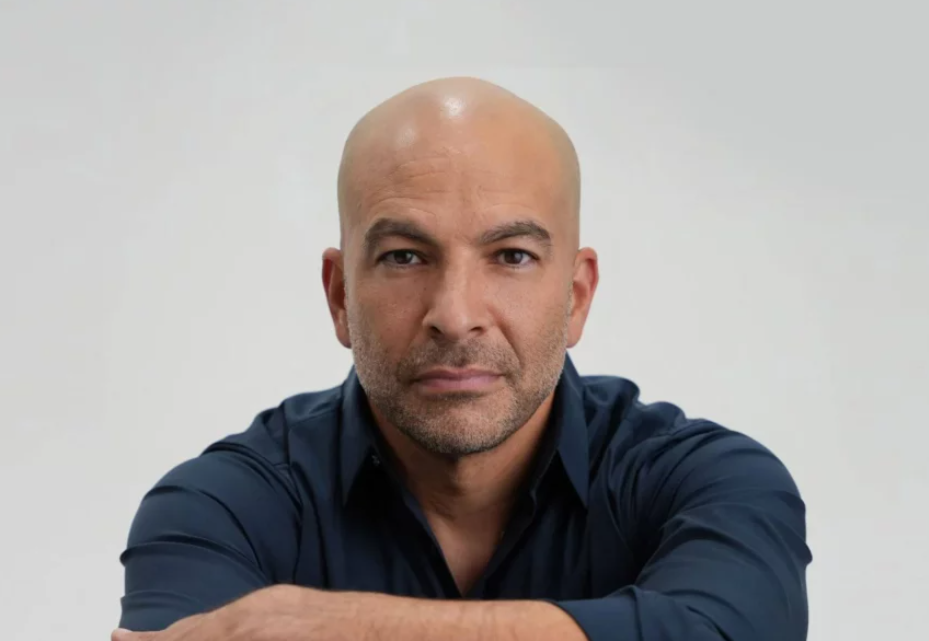 Δισεκατομμυριούχοι απευθύνονται σε αυτόν για να ζήσουν ως τα βαθιά γεράματα