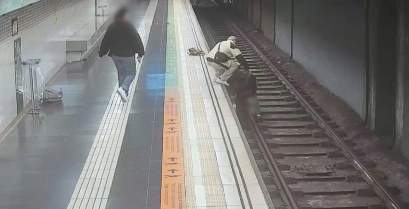 Αστυνομικός εκτός υπηρεσίας έσωσε άνδρα που έπεσε στις γραμμές του Μετρό στη Βαρκελώνη, δείτε βίντεο