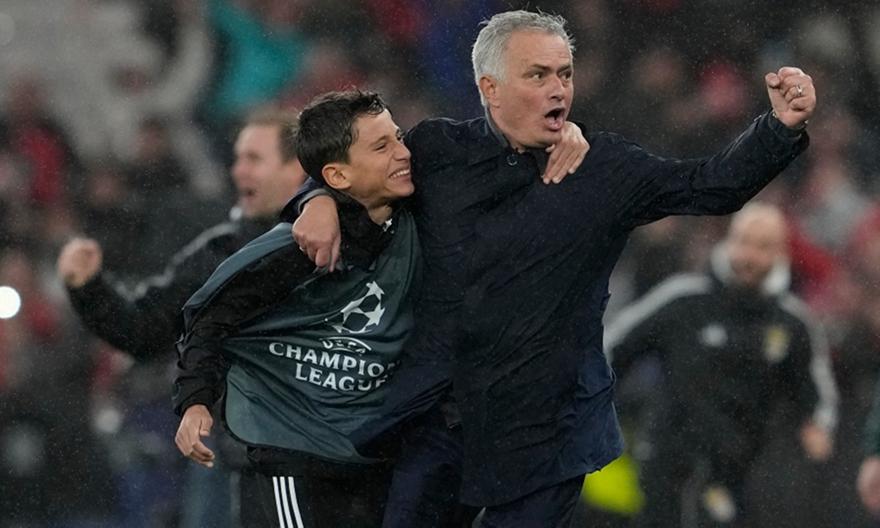 Απολαυστικός Μουρίνιο: Το σκηνικό με ball boy μετά τη «θεότρελη» νίκη της Μπενφίκα επί της Ρεάλ Μαδρίτης (BINTEO)