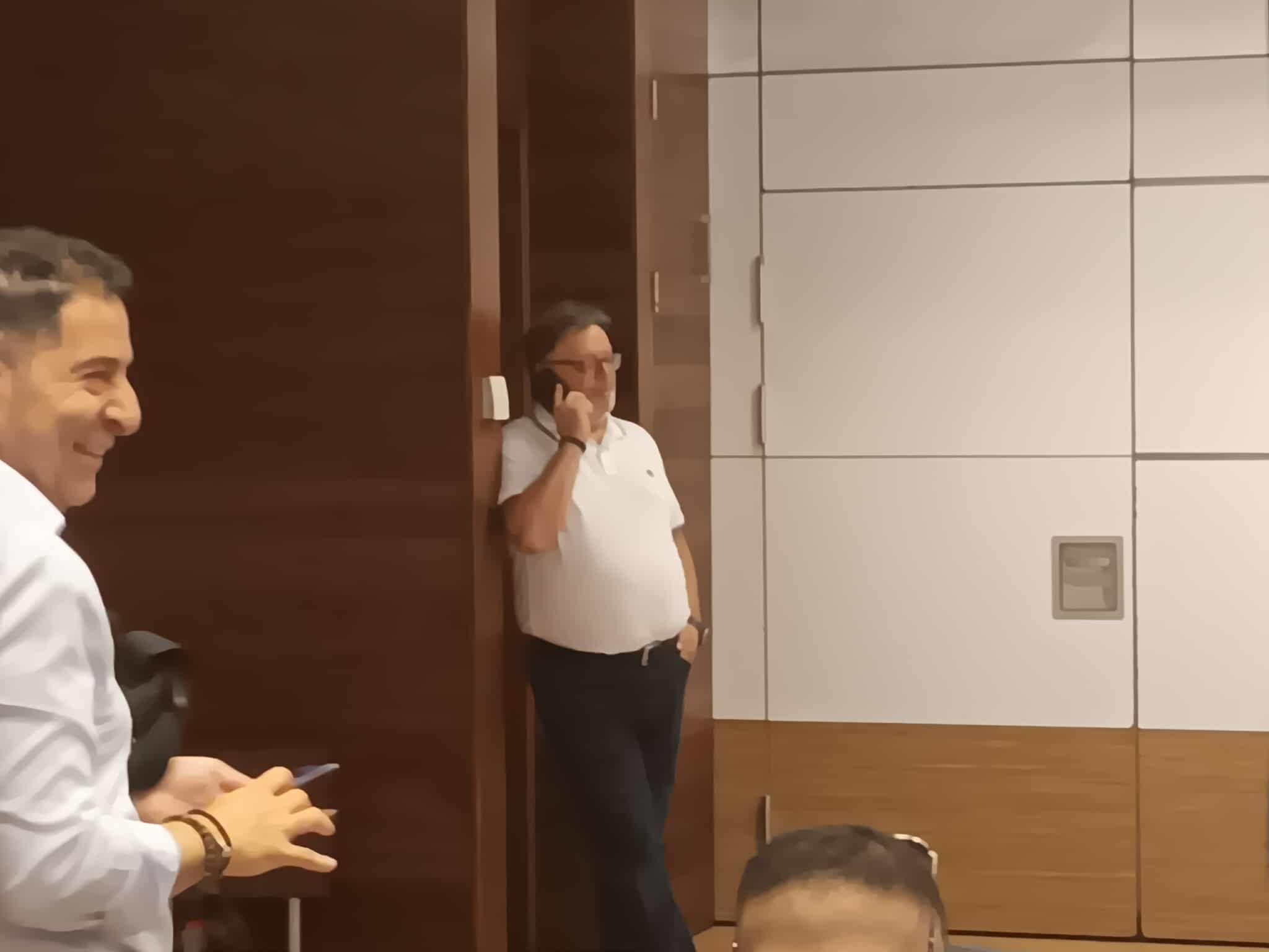 Με το τηλέφωνο στ αυτί ο ‘συμπαίχτης’… (Φωτογραφίες) Με το τηλέφωνο στ αυτί ο ‘συμπαίχτης’… (Φωτογραφίες)