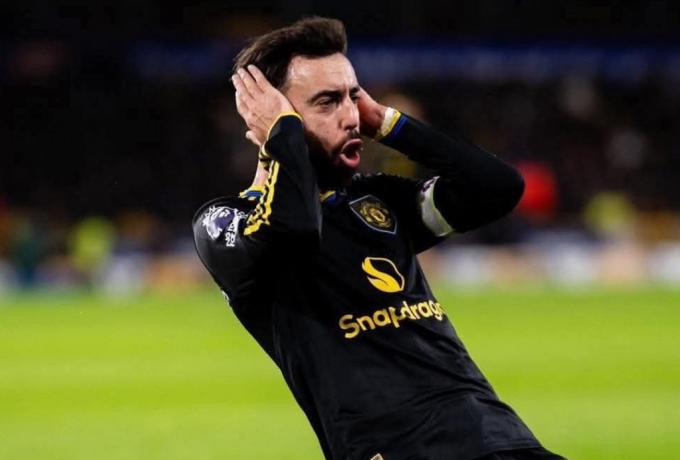 Τέλος ο πανηγυρισμός με γλίστρημα στα γόνατα